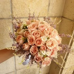 זר כלה ורוד עם ורדים