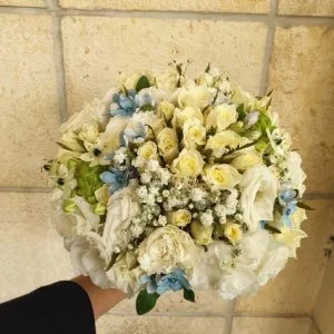 זר כלה לבן תכלת עם ורדים, נץ חלב וטווידה