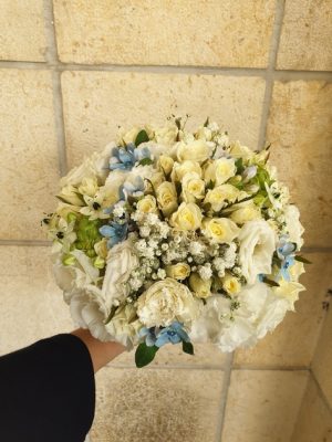 זר כלה לבן תכלת עם ורדים, נץ חלב וטווידה