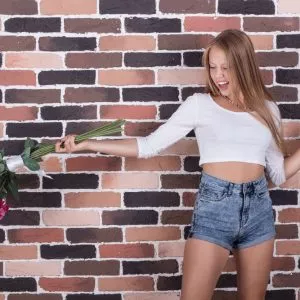 קופסת ורדים בצבע ורוד פוקסיה